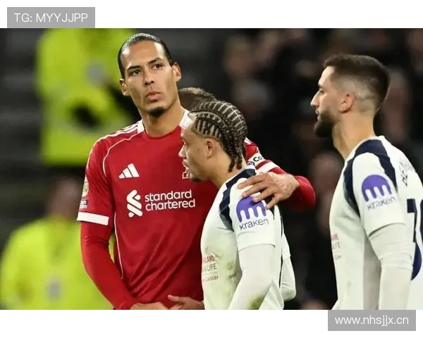 VAR介入定性恶意踩踏西蒙斯从身后犯规被红牌罚下引热议范戴克跟腱受伤